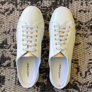 NWOT Comfortview Elliot Mules Size 10.5W in White